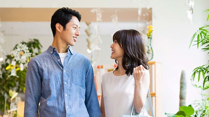 女性とのお見合いで会話が弾む男性 - 結婚相談所 大宮婚活サポート